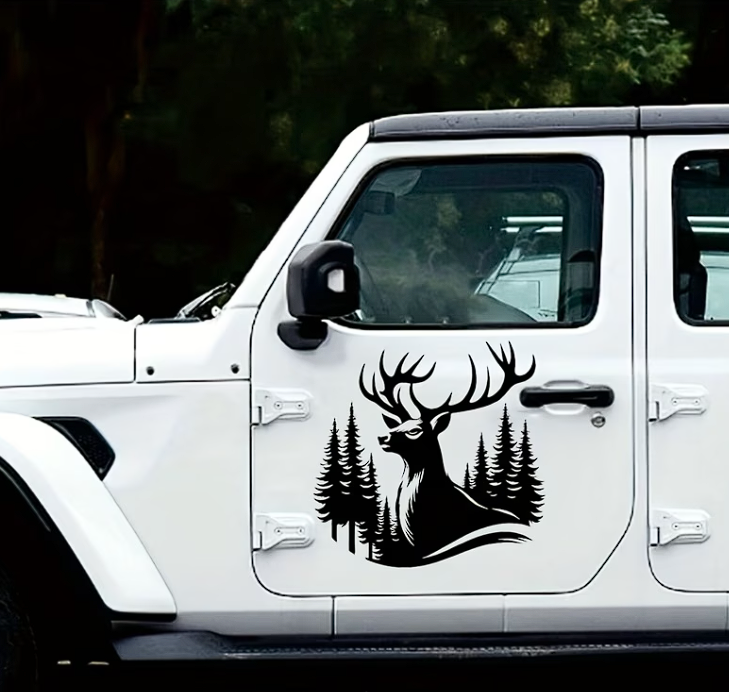 Sticker vanatoresc, Cerb în Pădure – Siluetă Cerb cu Brazi