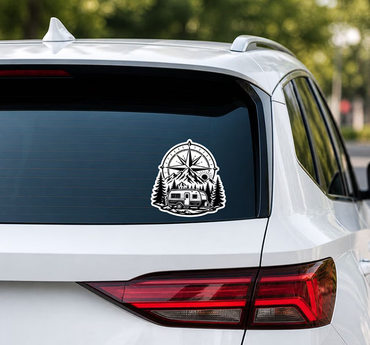 Sticker Rulotă Camping cu Munți, Pădure și Busolă – Aventură Outdoor