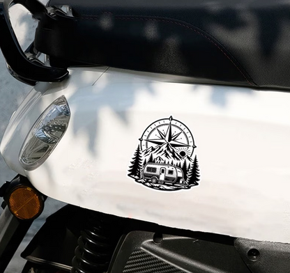 Sticker Rulotă Camping cu Munți, Pădure și Busolă – Aventură Outdoor