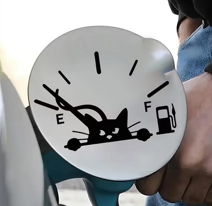 Sticker auto decorativ, pentru capacul rezervorului, model pisica ce se uita din rezervor la nivelul de combustibil