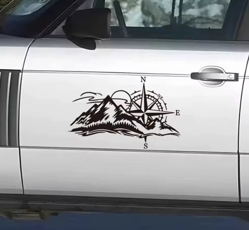 Sticker auto 4x4, rezistent, busola cu varf de munte, luna si padure conifere