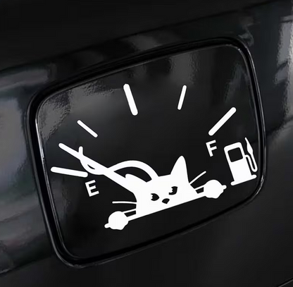 Sticker auto decorativ, pentru capacul rezervorului, model pisica ce se uita din rezervor la nivelul de combustibil