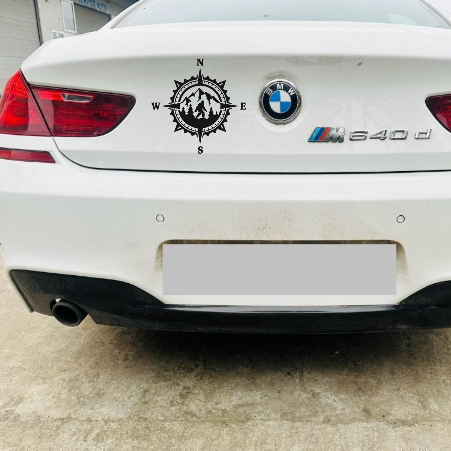 Sticker auto 4x4, rezistent, busola cu munti si Bigfoot