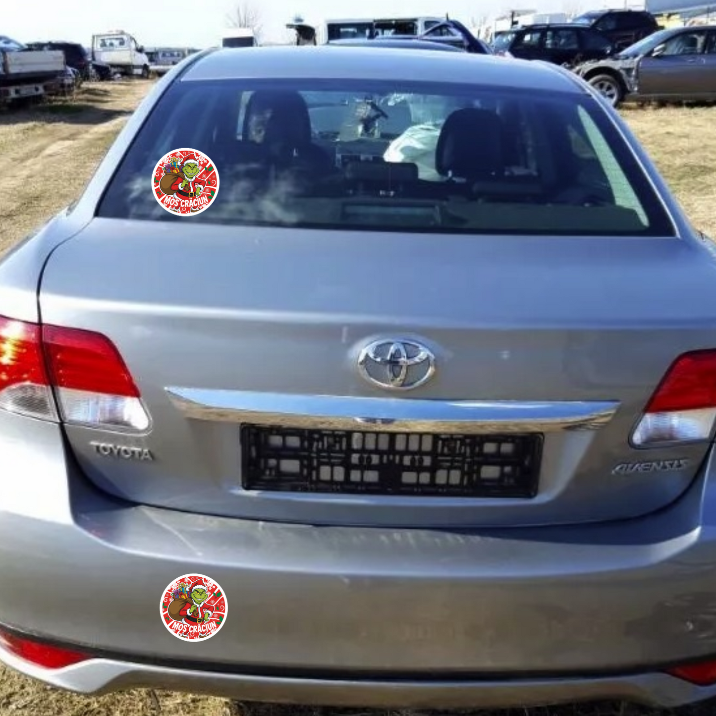 Sticker auto decorativ, abtibild, Mos Craciun Grinch, pentru caroserie, geamuri sau clapeta rezervor, v1