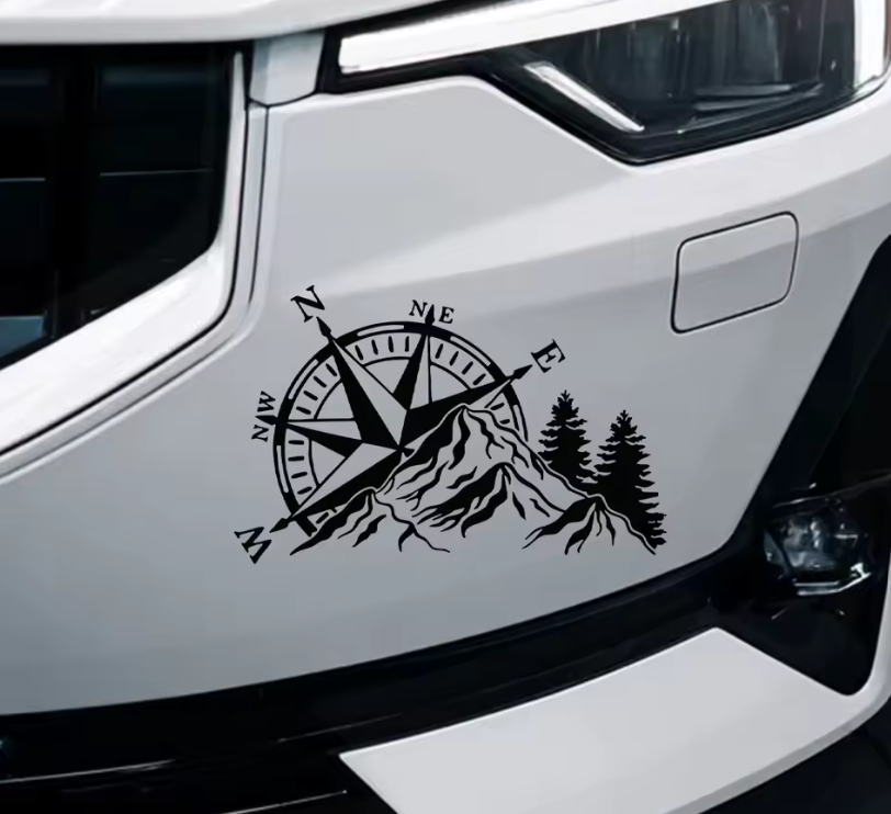Sticker auto 4x4, rezistent, busola cu varf de munte si padure brazi