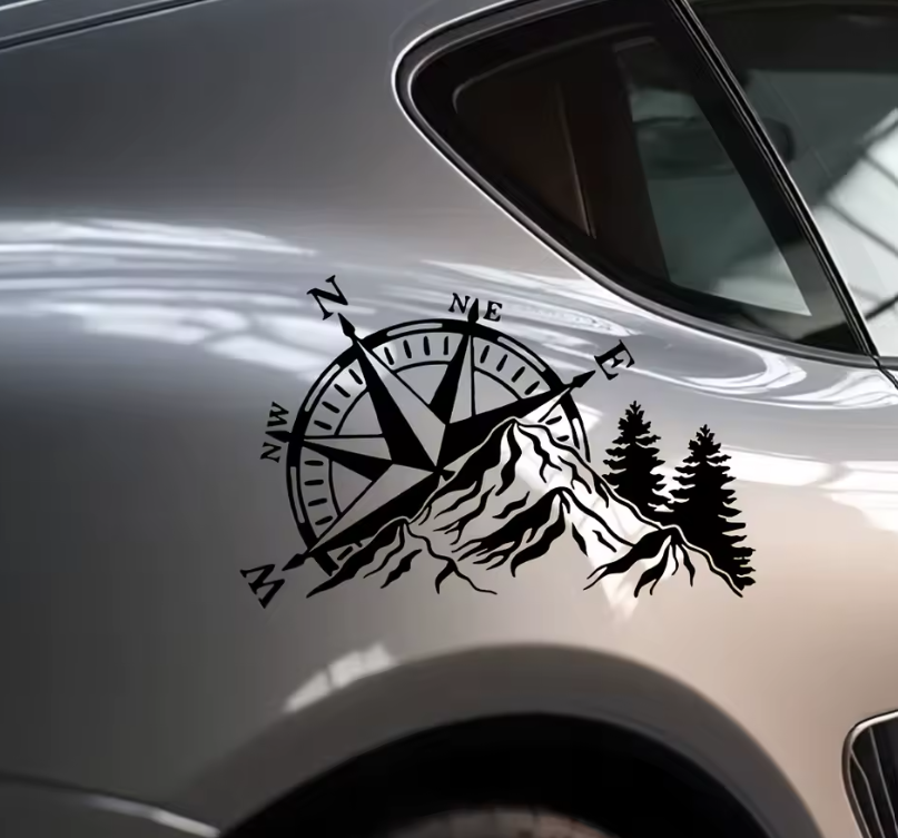 Sticker auto 4x4, rezistent, busola cu varf de munte si padure brazi