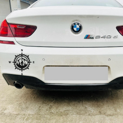 Sticker auto 4x4, rezistent, busola cu munti si Bigfoot