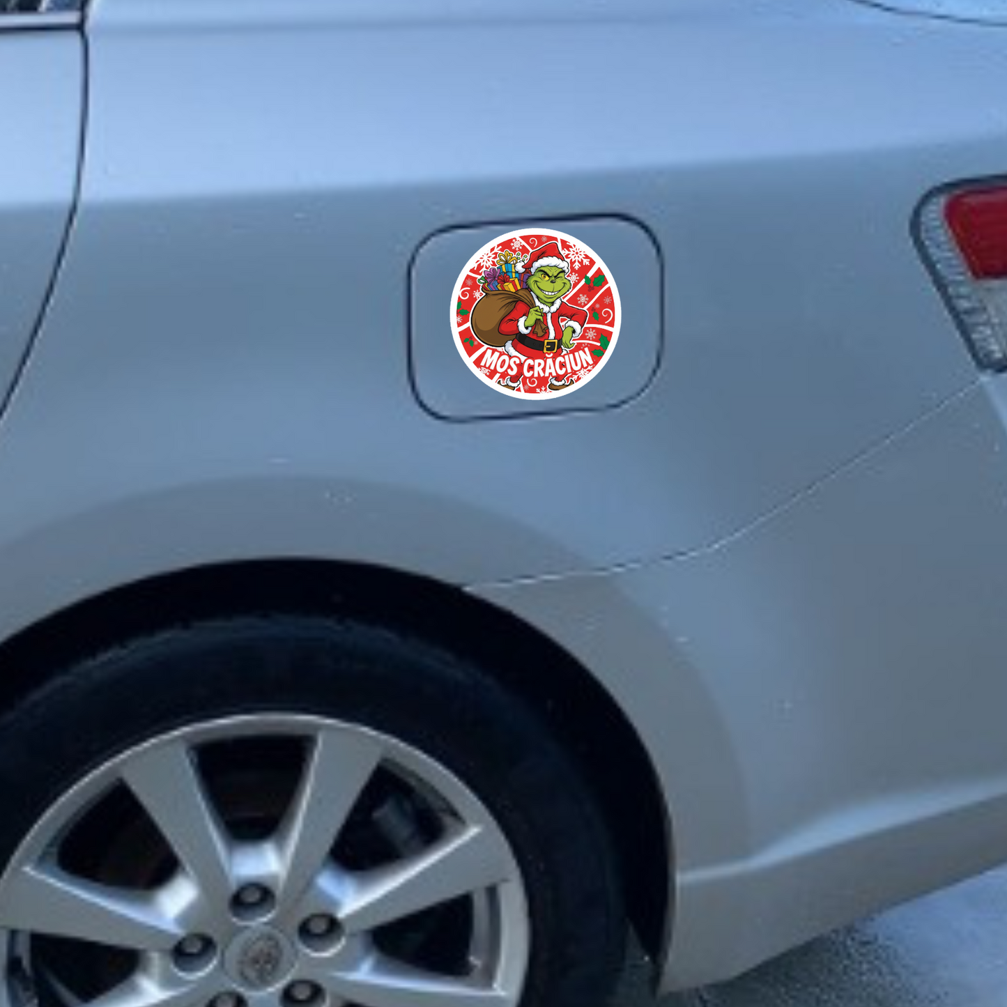Sticker auto decorativ, abtibild, Mos Craciun Grinch, pentru caroserie, geamuri sau clapeta rezervor, v1